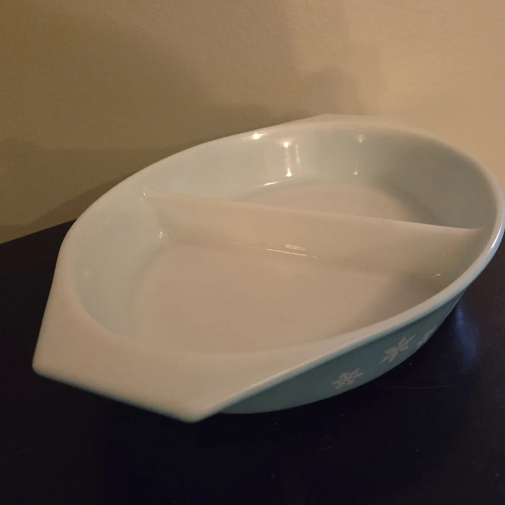 Vintage Pyrex Turquoise Blue Snowflake 1-1/2 Quart Divided Casserole Dish No Lid